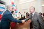Заместитель главы администрации города по вопросам социальной политики Михаил МАТВЕЕВ поздравляет Василия Выволокина.