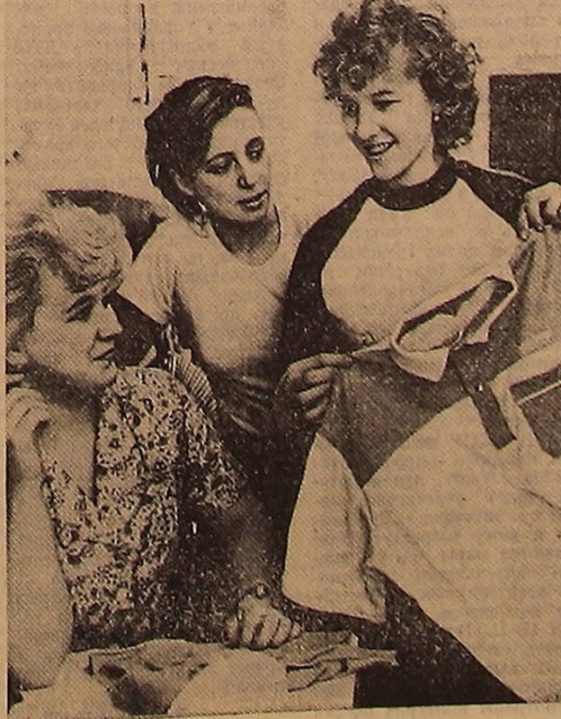 Члены швейного кооператива Алла ЛЕОНТЬЕВА, Елена КАРЦЕВА и Татьяна ГАВРИЛОВА обсуждают свою продукцию. Фото: архив редакции.